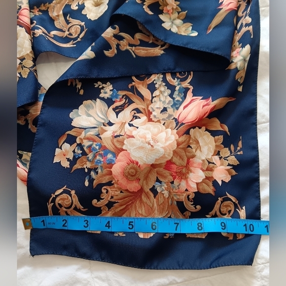 Gorgeous Scarf - Picture 5 of 5